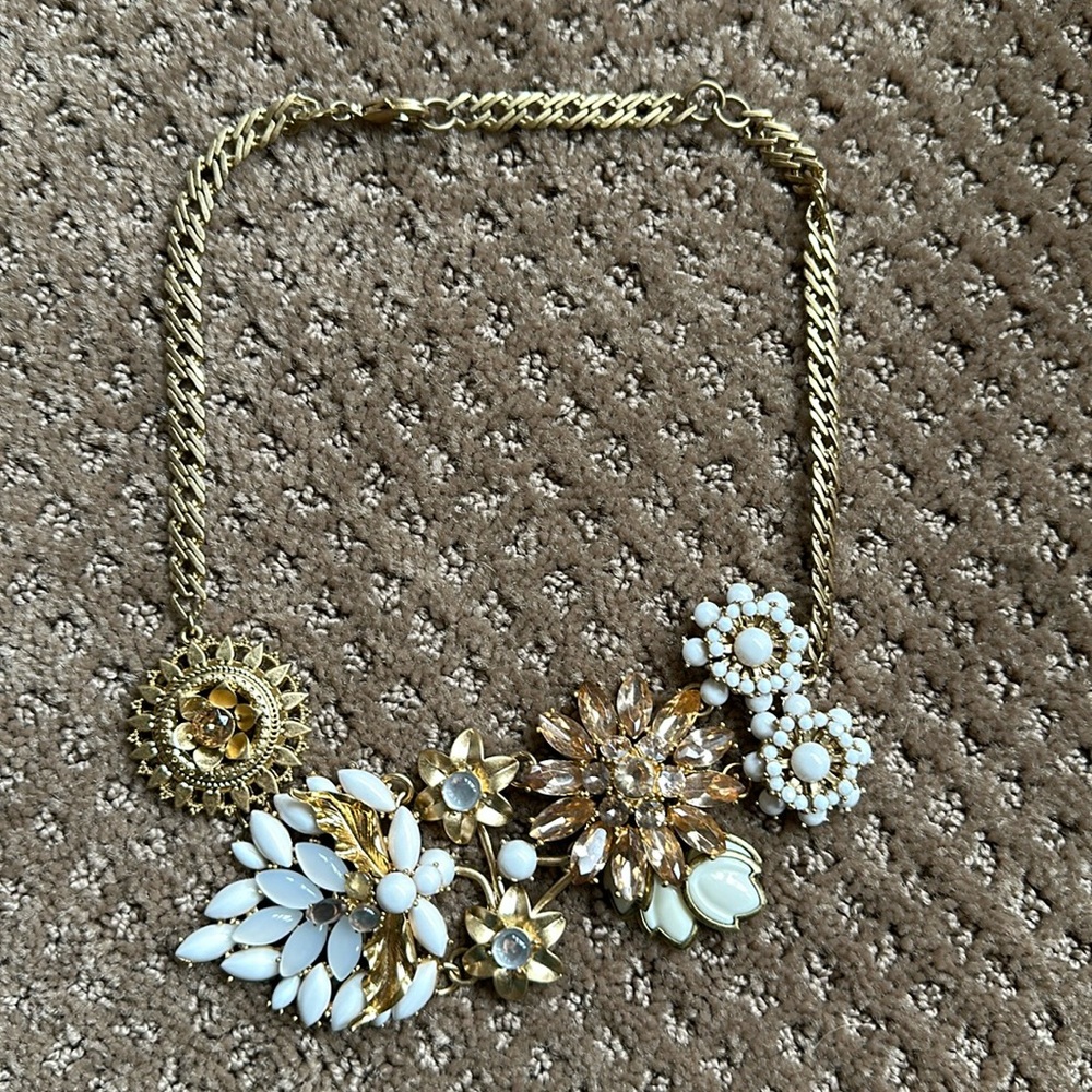 Banana republic statement necklace